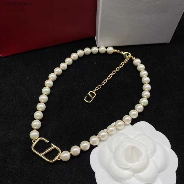 We8v Designer di lusso v Lettere Collane con pendente Classico oro 18 carati Perle di perle Brillante Fascino Collana girocollo Gioielli da sposa per feste