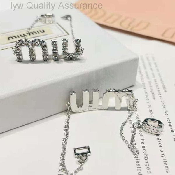 M Family Designer Braccialetti Miumiu Lettera Bracciale pieno di diamanti Platino placcato in rame con doppi timbri in acciaio Lussuoso abbigliamento femminile di alta qualità