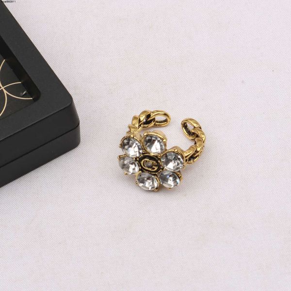 Erkek Kadınlar İçin Altın Kaplamalı Marka Mektup Bant Yüzükleri Moda Tasarımcıları Turkuaz Kristal Metal Daisy Ring Mücevherat