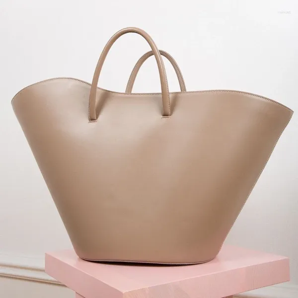 Omuz çantaları Kadınlar için büyük kapasiteli tote lüks tasarımcı çanta ve çanta 2024 moda düzensiz fan şekli crossbody