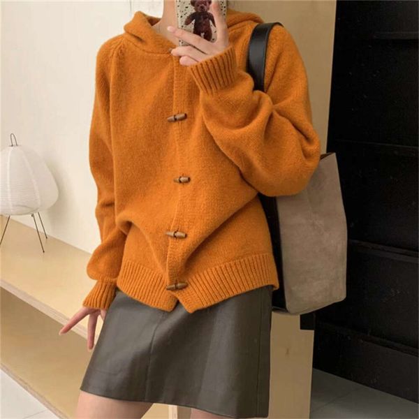 Maglione coreano con bottoni in corno di mucca con cappuccio per l'autunno inverno da donna Nuovo design, lusso leggero, morbido e appiccicoso lavorato a maglia stile giacca stile stile pigro