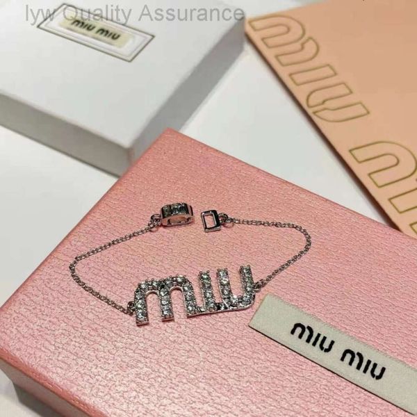 Designer Miumiu BraccialiMiao Family M Family Letter Bracciale pieno di diamanti Platino placcato in rame con doppi timbri in acciaio Lussuoso abbigliamento femminile di alta qualità