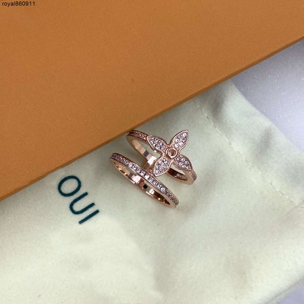Дизайнерский бренд Четырехлистный клевер Женский кристалл Cz с бриллиантами Позолоченное серебряное кольцо Свадебные ювелирные изделия с тонкой резьбой