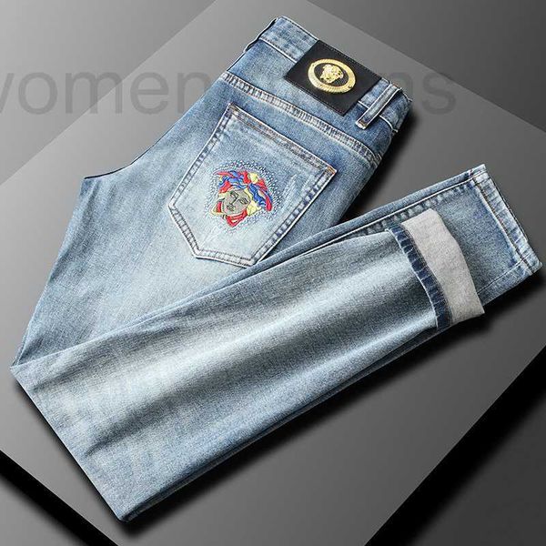 Jeans da uomo firmati Jeans strappati ricamati azzurri per nuovi pantaloni lunghi da uomo a vita media elasticizzati slim fit piccoli stili autunnali e invernali R8LP