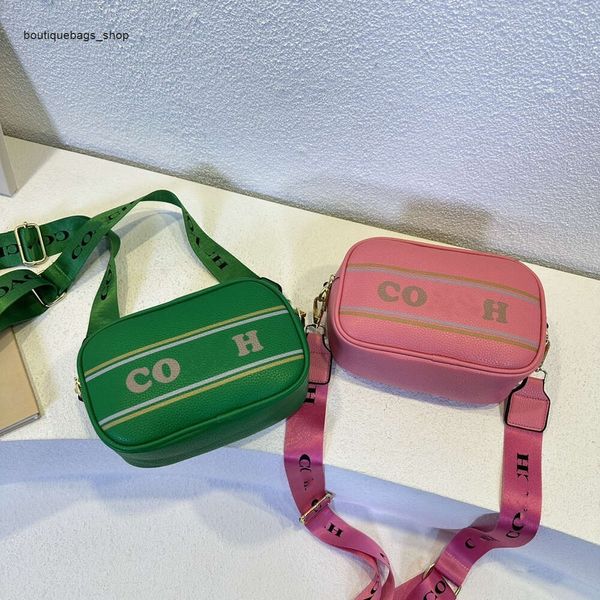 Дешевые оптовые дизайнерские сумки Koujia Новая женская сумка для фотокамеры Модная и модная кожаная рельефная маленькая квадратная универсальная вышитая сумка на одно плечо