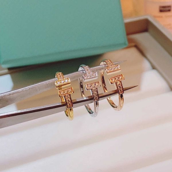 Дизайнерское золотое кольцо V с двойным бриллиантом T для женщин, легкая роскошь и таграм для небольшой толпы, элитный дизайн, подарок лучшим друзьям