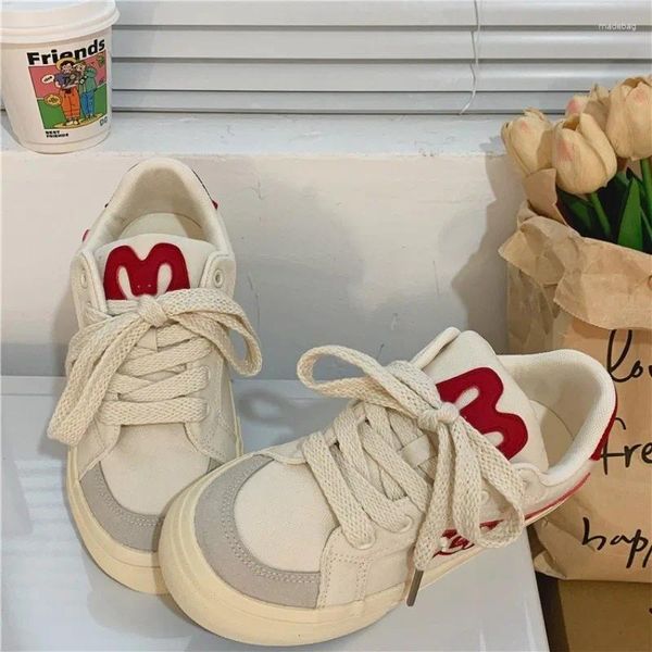 Sapatos casuais pequenas alpercatas brancas para mulheres calçados femininos dedo do pé redondo tênis cunha cesta 2024 outono boca rasa dres