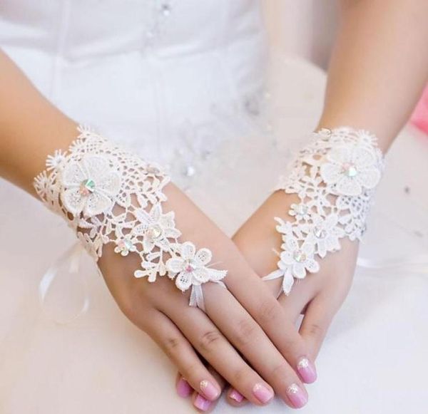 Mais barato 2019 novo estilo strass rendas luvas de noiva curtas luvas de casamento sem dedos branco marfim em estoque4330938