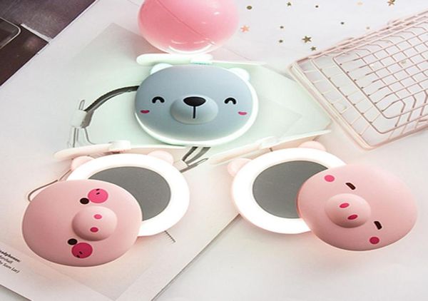 Espelho de maquiagem de porco fofo com ventilador pequeno luz LED portátil mini espelho de bolso de carregamento USB portátil moda desenho animado espelho de porco presente 8402721