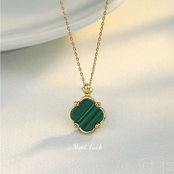 La celebrità online nel trifoglio di malachite naturale incontra la fortunata collana in argento sterling S925 con catena clavicola femminile.