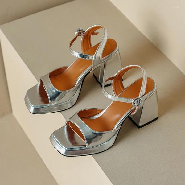 Elbise ayakkabıları artı pürüzsüz yumuşak metalik pu malzeme gözetleme peep ayak parmağı sandaletler süper yüksek kalın topuklu ayak bileği kare başlık kadınlar