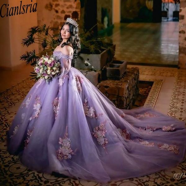 Abito Quinceanera viola con spalle scoperte Messico 2024 Abito da ballo con corsetto con paillettes scintillanti Abito da ballo a strati Sweet 16 15 Robe De