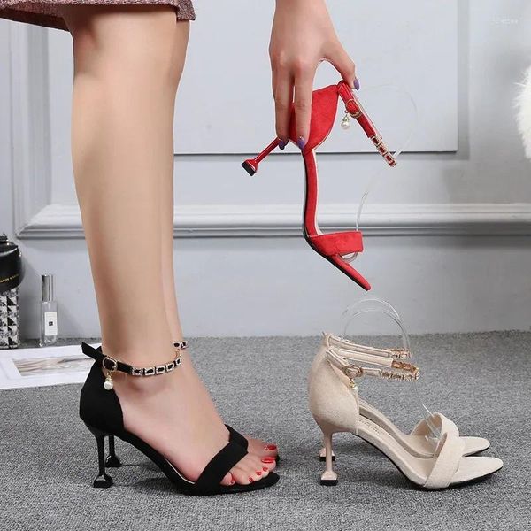 Sapatos de vestido 2024 Zapatos de Mujer Mulheres Moda Brilhante Diamante Fivela Strap Stiletto Saltos Sandálias Senhora Cool Red Party Heel Casamento