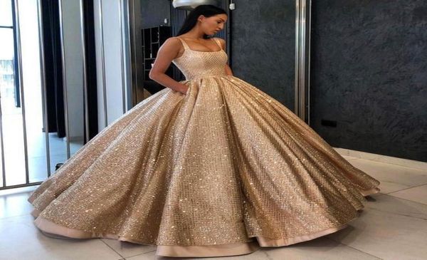 Luxuriöses goldenes Ballkleid-Abschlussball-Abendkleid, quadratischer Ausschnitt mit Trägern, glitzernder Paillettenstoff mit Taschen, Quinceanera-Partykleid, günstig, Lo1902404