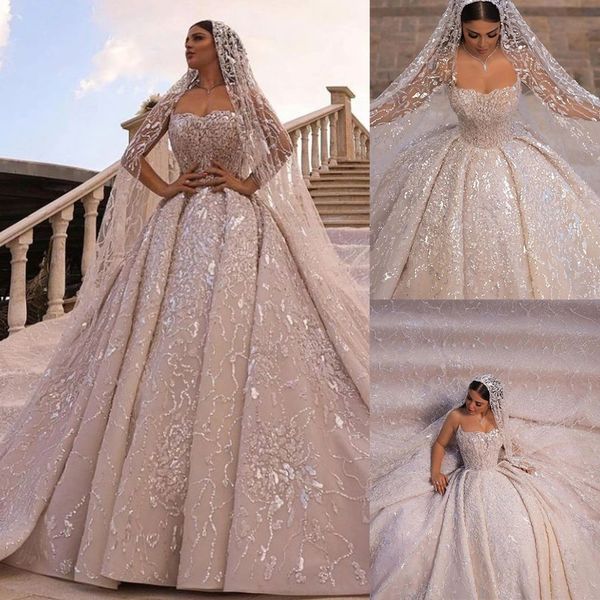 Abiti da sposa lussuosi con abito da ballo Abiti da sposa sexy con applicazioni a cuore Abito da sposa in pizzo Abito da sposa con lacci sul retro su misura