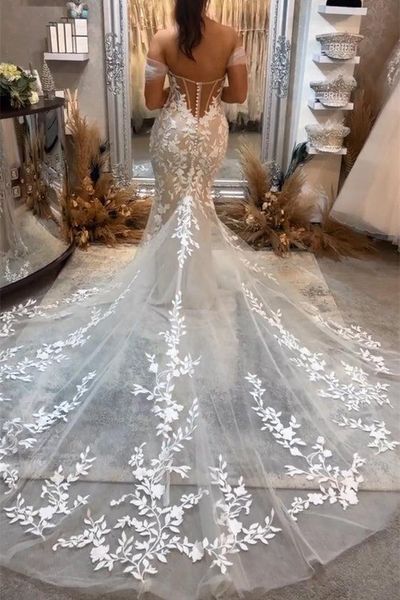 Splendidi abiti da sposa a sirena in tulle di pizzo sexy senza spalline con spalle scoperte abiti da sposa applicati in pizzo lussuoso abito da sposa con paillettes Dubai BC18379