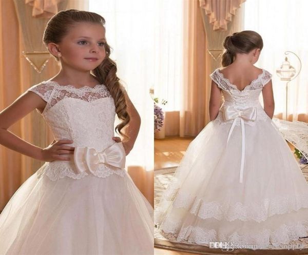 2022 Vestidos da menina de flor Scoop Backless com apliques e arco Tulle vestido de baile Pageant Vestidos de primeira comunhão para meninas We2522225