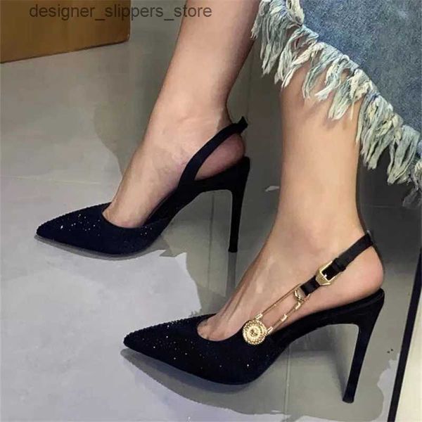 Scarpe eleganti 2024 Estate nuovo stile a punta strass nero Pin Badge tacco alto a spillo sandali bassi sexy scarpe da donna Q240314