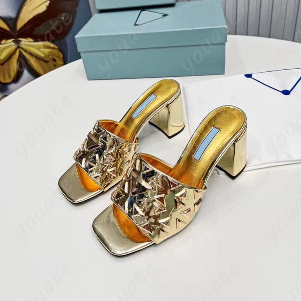 Modische Mules-Sandalen aus Metallic-Leder mit Nieten, Stiletto-Absätze aus Lackleder, klobige Absätze, Goldsplitter-Knöchelriemen-Sandalen, Pumps, offene Zehen, Strass-Schuhe, Business