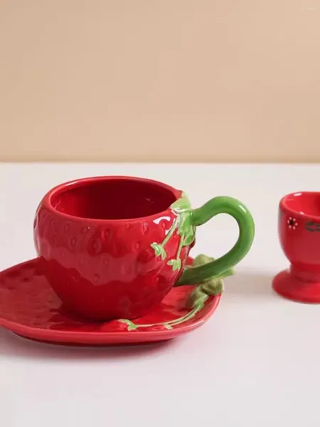 Tazze Piattini Dipinto a Mano Rilievo Tridimensionale a Forma di Fragola Tazza di Caffè Piatto per La Casa Europeo Pomeriggio Tazza da Tè Set da Cucina