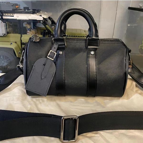 Bolsa transversal masculina de design em couro preto em forma de cilindro