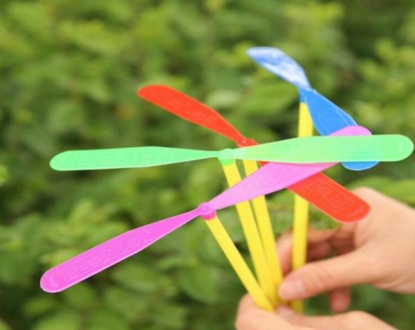 Neuheit klassische Kunststoff Bambus Libelle Propeller Outdoor Sport Spielzeug Kinder Kinder Geschenk fliegende mehrfarbige zufällige Farbe4279683