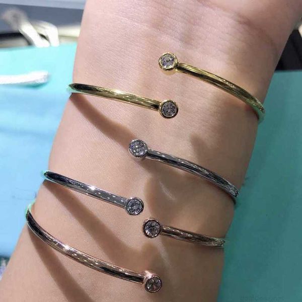 Kadınlar için Tasarımcı Bilezik Kişiselleştirilmiş Bileklik Tasarımcı Jewelrys Sınıf Mücevher Sterling Gümüş Malzeme Ter Dirençleri Solmaya Dayanıklı Bayanlar Satır Diamo