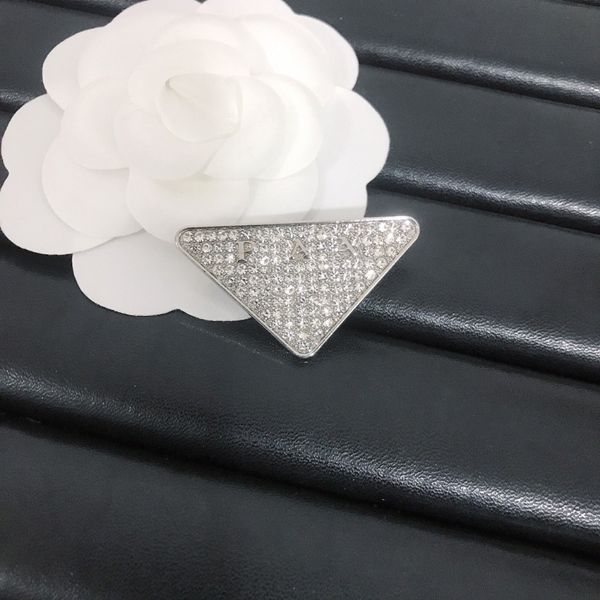 Klassische dreieckige Diamantbroschen, modischer Stil, versilberte Charm-Brosche, Boutique-Kleidung, Metallnadeln, Geburtstag, Hochzeit, Luxus-Schmuckzubehör