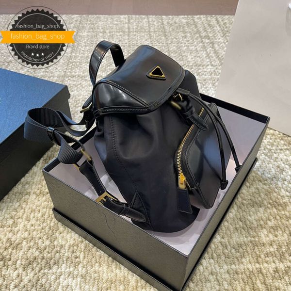 Designer-Tasche Italienische Luxus-Designer-Damenhandtasche Neue Mode-Rucksack mit großer Kapazität Berühmtes Dreieckszeichen Hochwertige Nylon-Eimertasche aus gespleißtem Echtleder