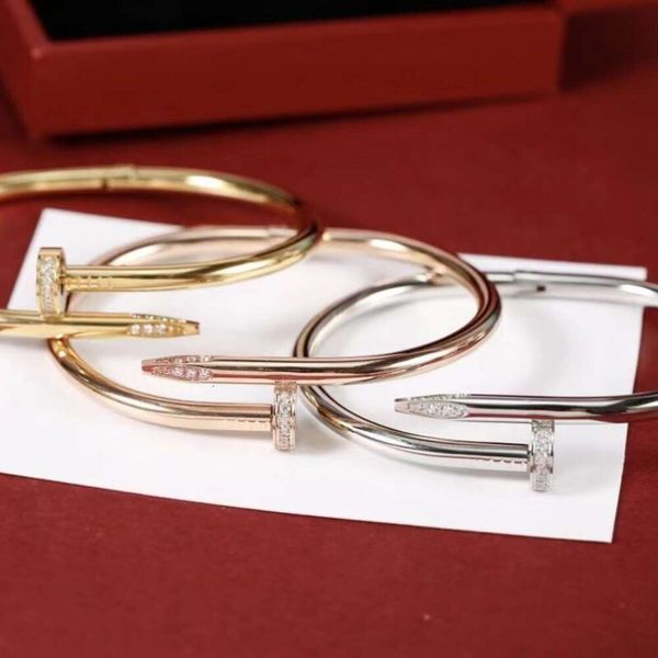 Chiodo Kia stile classico con bracciale in acciaio al titanio intarsiato con diamanti, apertura regolabile per le donne. Bracciale di vendita caldo