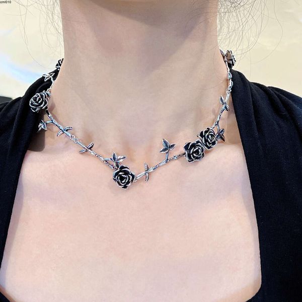 Colar de camélia preta com corrente de colar feminino de alta qualidade sentido indústria pesada chocker doce e fresco picante menina pescoço na moda va1f