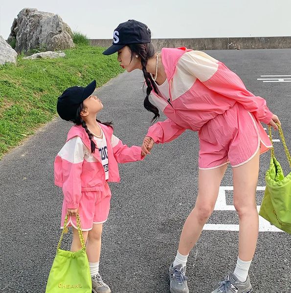 Mutter Tochter Passende Mode Outfits Baby Mädchen Rosa Sommer Sonnenschutz Kleidung Koreanische Frauen Zwei Stück Sets Mama und Ich Kleidung 240311
