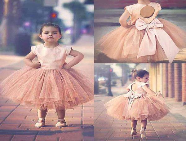 Abiti da spettacolo per ragazze maniche 2017 Blush Pink Satin Top Tulle Tutu Fiocco posteriore Lunghezza tè Flower Girls Dress For Weddings EN48765610