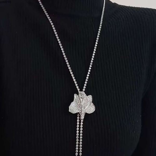 Modische, luxuriöse, elegante und Rosenblüten-Halskette mit Diamantkette, lange Halskette im Celebrity-Stil für Damen I1a7