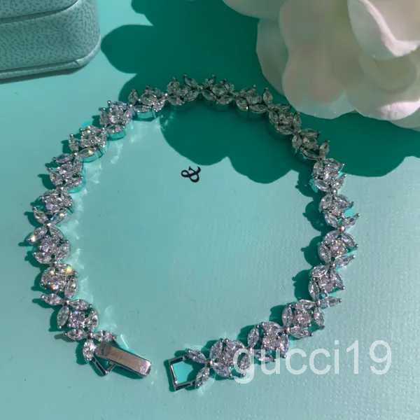 Bracciale di design di lusso per donna Bracciale quadrifoglio Moda alla moda Elegante filo di perline Regalo di gioielli con diamanti per feste Birthda all'ingrosso 71CH