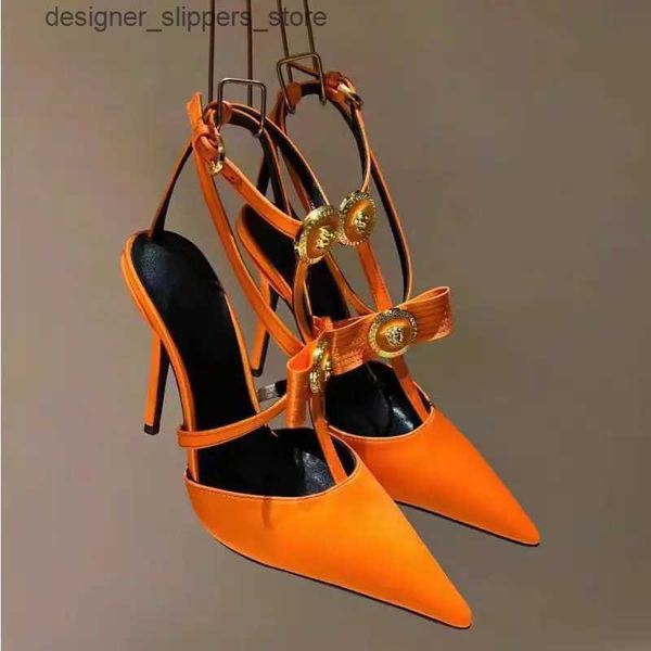 Sandali arancioni punta a punta fiocco in metallo cinturino con fibbia a T sottili sandali tacco alto donna estate 2024 tinti sexy punta chiusa tacco alto scarpe di lusso Q240314