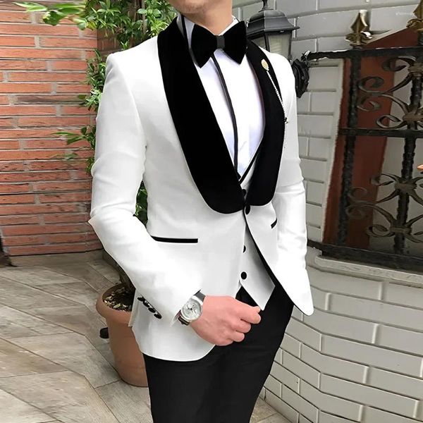 Erkek takım elbise zarif beyaz takım elbise 3 parça düğün smokin kadife yaka ceket pantolon yelek papyon resmi damat partisi blazer özel