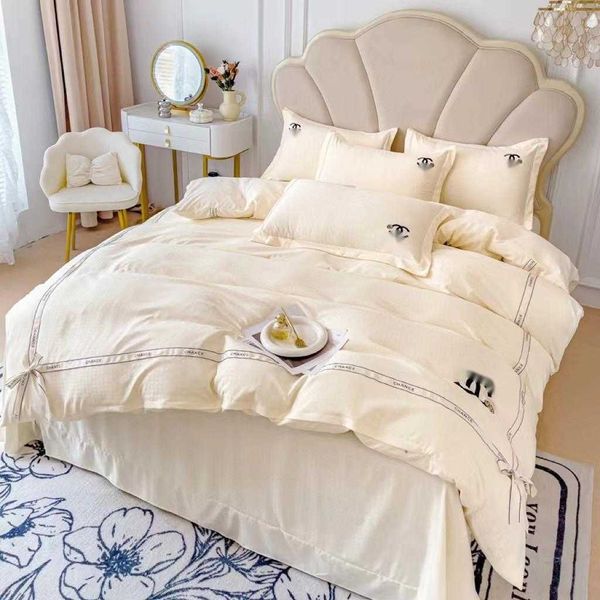 Set da letto in quattro pezzi di marca di moda lettera c set completo di trapunta lenzuola inverno set da letto in tre pezzi in pile per bambini di fascia alta addensato di fascia alta lusso leggero 2403141