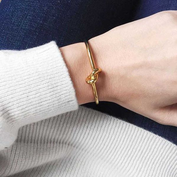 Bracciale DesignerKnot e stile minimalista da donna in ottone elettrolitico sotto vuoto in vero oro 18 carati che non sbiadisce