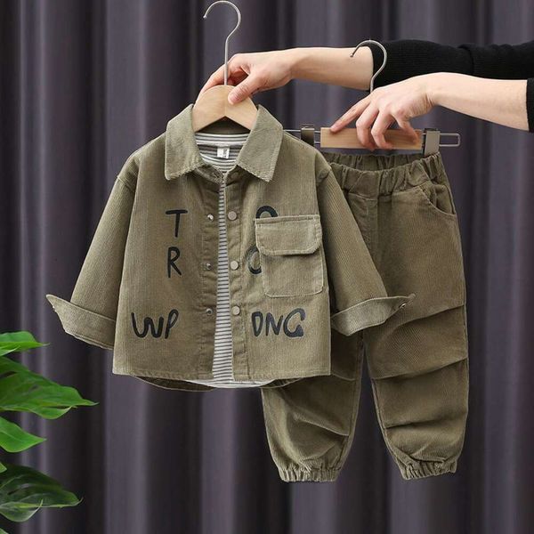 Cappotto di velluto a coste New Baby Pi Shuai da ragazzo 2023 con maglione in stile occidentale Set di due pezzi per bambini primaverili e autunnali
