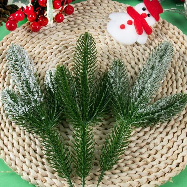 Flores decorativas plantas artificiais agulhas de pinheiro de plástico floco de neve falso ramos de natal presente diy decoração para casa