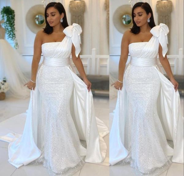 2021 Bling Sexy Meerjungfrau Brautkleider Eine Schulter mit Schleife Pailletten Spitze Sweep Zug Plus Size Pailletten formelles Brautkleid Weste8892645