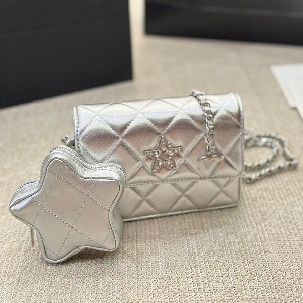 Damen Classic Shimmer Rhinestone Star Tiny Coin Pouch SNAP Vanity Bag Silver Metal Hardware Matelasse Chain Crossbody Handbag Waist Chest Bum Cosmetic Case 15x12CM