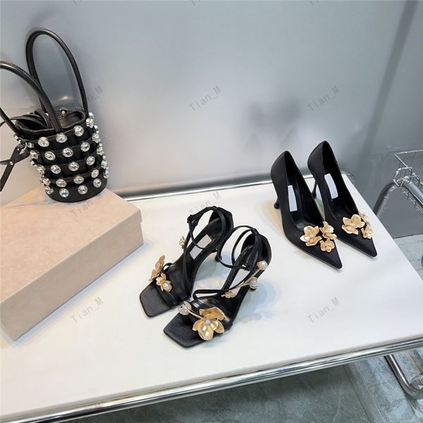 2024 Siyah Yeni Metal Altın Çiçekler Elbise Ayakkabı Saten Stiletto Topuk Sandal Ünlü Marka Ayak Bileği Strap Orkide Çiçek Sandalları İnci Lüks Tasarımcı Parti Elbise 9.5cm