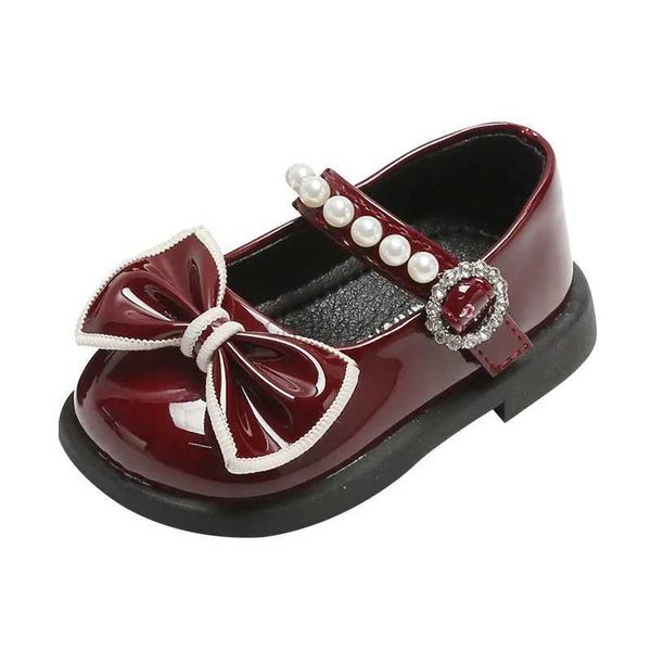 Primeiros caminhantes Sapatos de couro laqueados de princesa de alta qualidade para o seu primeiro aniversário, vestido leve de vinho tinto macio da Bowtie 240315