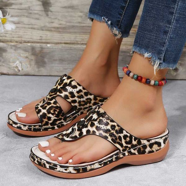 Pantofole Scarpe casual con stampa leopardata con punta pizzicata per donna che indossano tacchi spioventi e sandali da spiaggia oversize a forma di T con fondo piatto per donna J240315