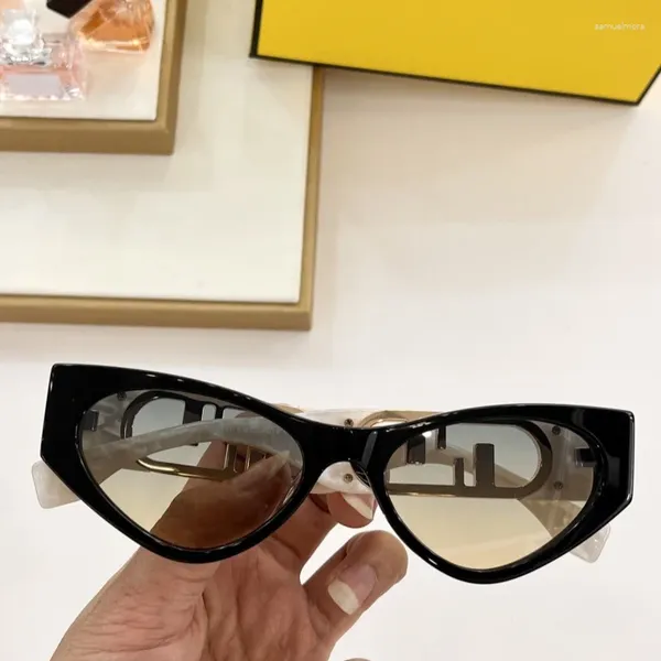 Occhiali da sole e ovali alla moda per decorazione rivetto vintage da donna Designer di marca Cat Eye nero di alta qualità