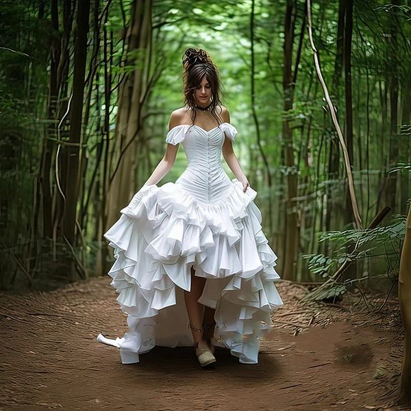 Abiti da sposa gotici Steampunk alti e bassi 2024 Tiers Ruffles Pieghe Una linea Abito da sposa alternativo medievale Abito da donna personalizzato colore bianco nero