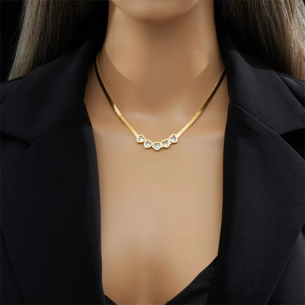 Collana in oro giallo 14k con catena a lama e accessorio a forma di cuore con zirconi micro intarsiato semplice e versatile