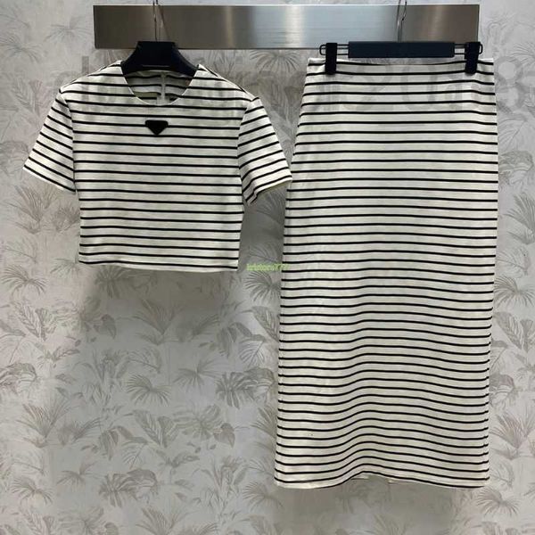 İki Parça Elbise Tasarımcı Kadın Set Mektup Üçgen İşaretli Kıyafet Takımları Kızlar Milan Pist Marka Pamuklu Out Giyim Tee Crop Üst Tişört ve Midi A-Line etekler 3nb2 454a